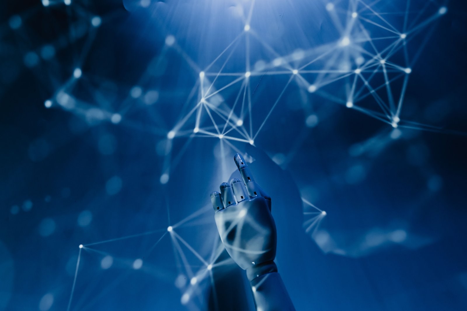 Contrattualistica e intelligenza artificiale: mano robotica e rete di connessioni