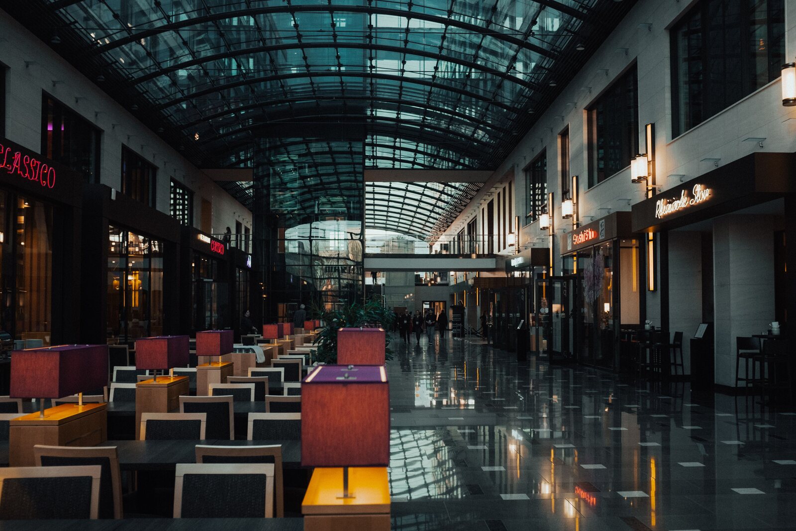 Area comune vetrata di un centro commerciale