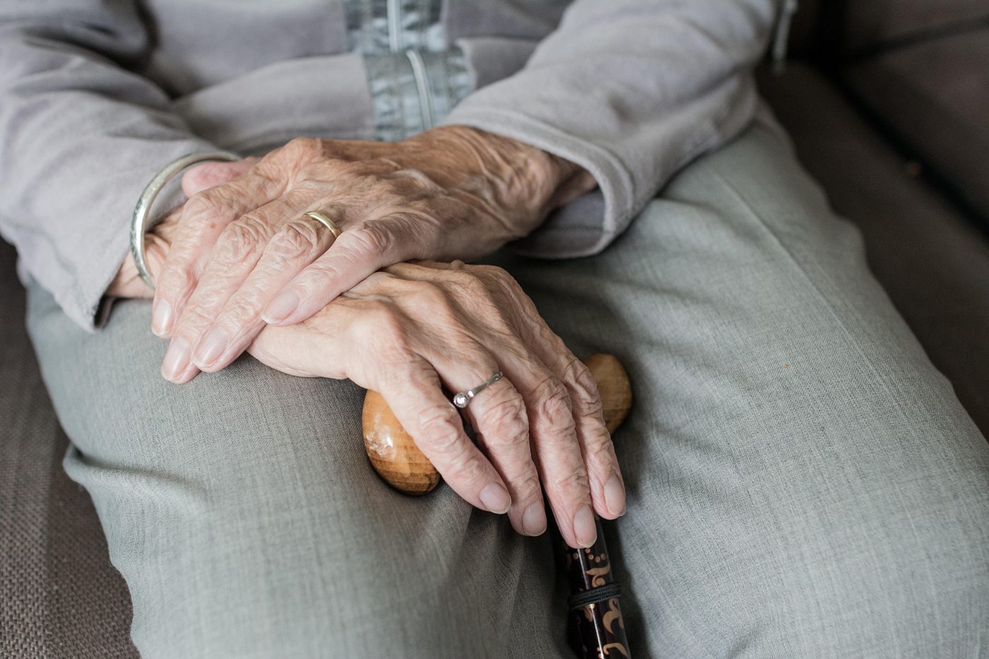 Mani di persona anziana, tutela del testatore